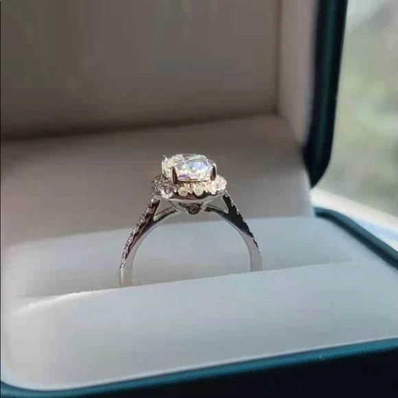 2c oval moissanite ring - Picture 6 of 12